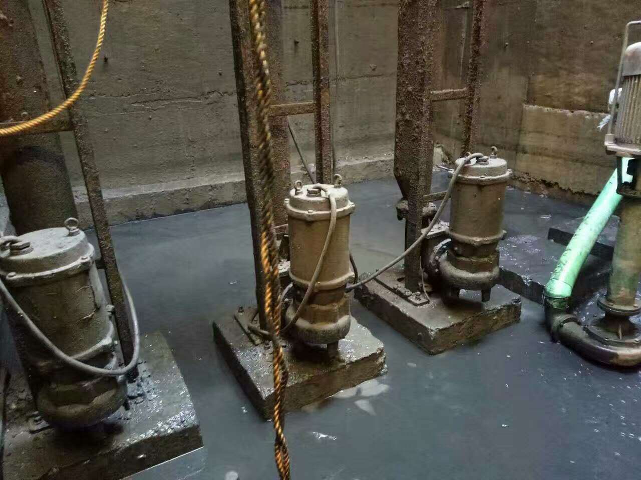 南开乡污水池清理