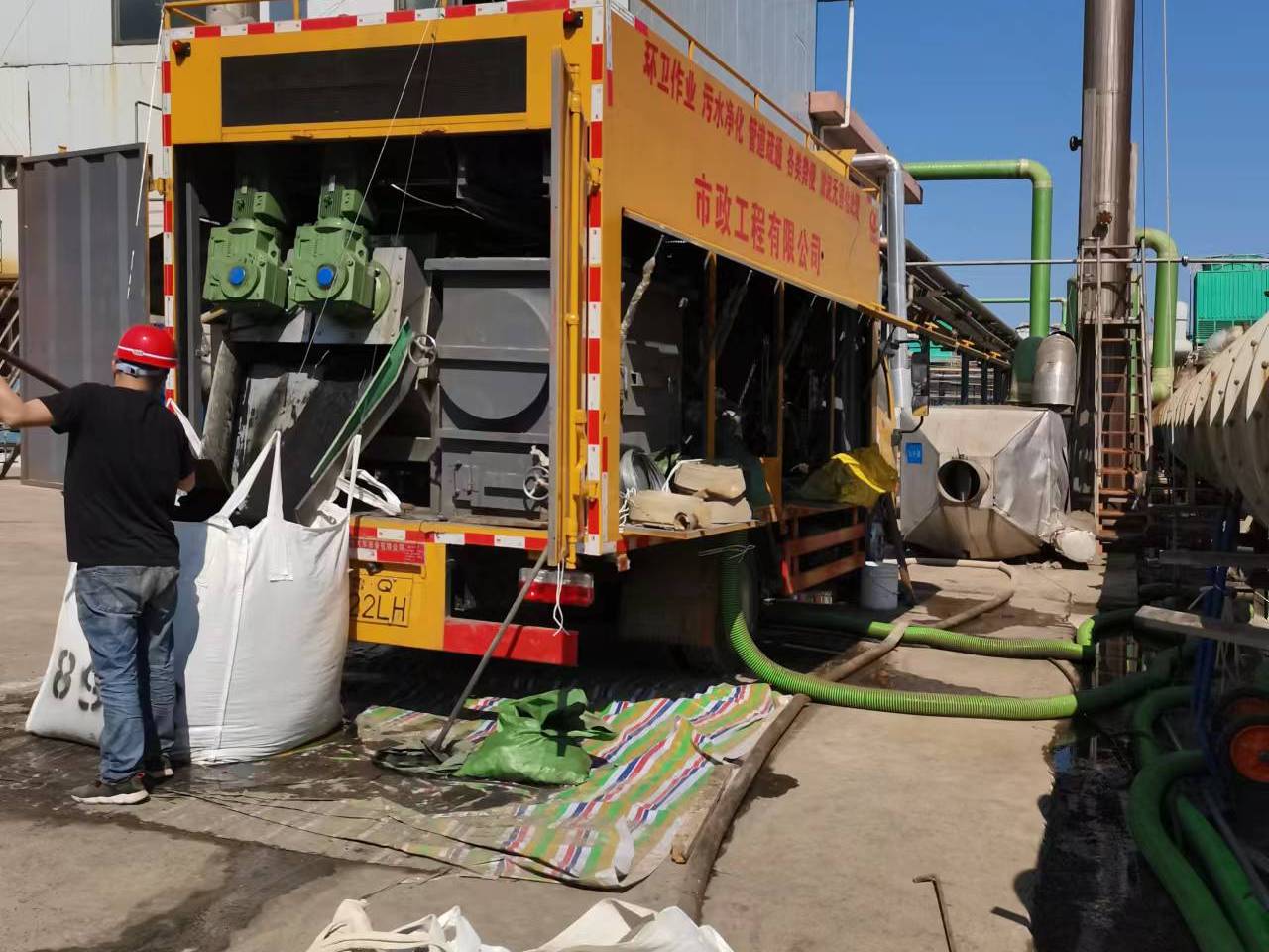 南开乡淤泥压干处理